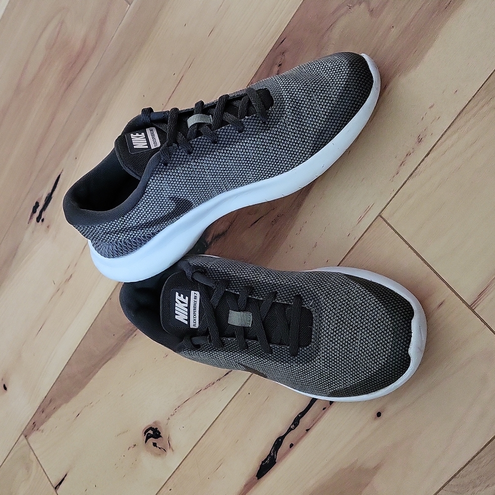 Nike shoes 8.5